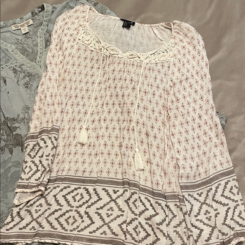 Set of 2 boho medium women’s Vintage America green and cream Floral Blouses - Picture 4 of 5